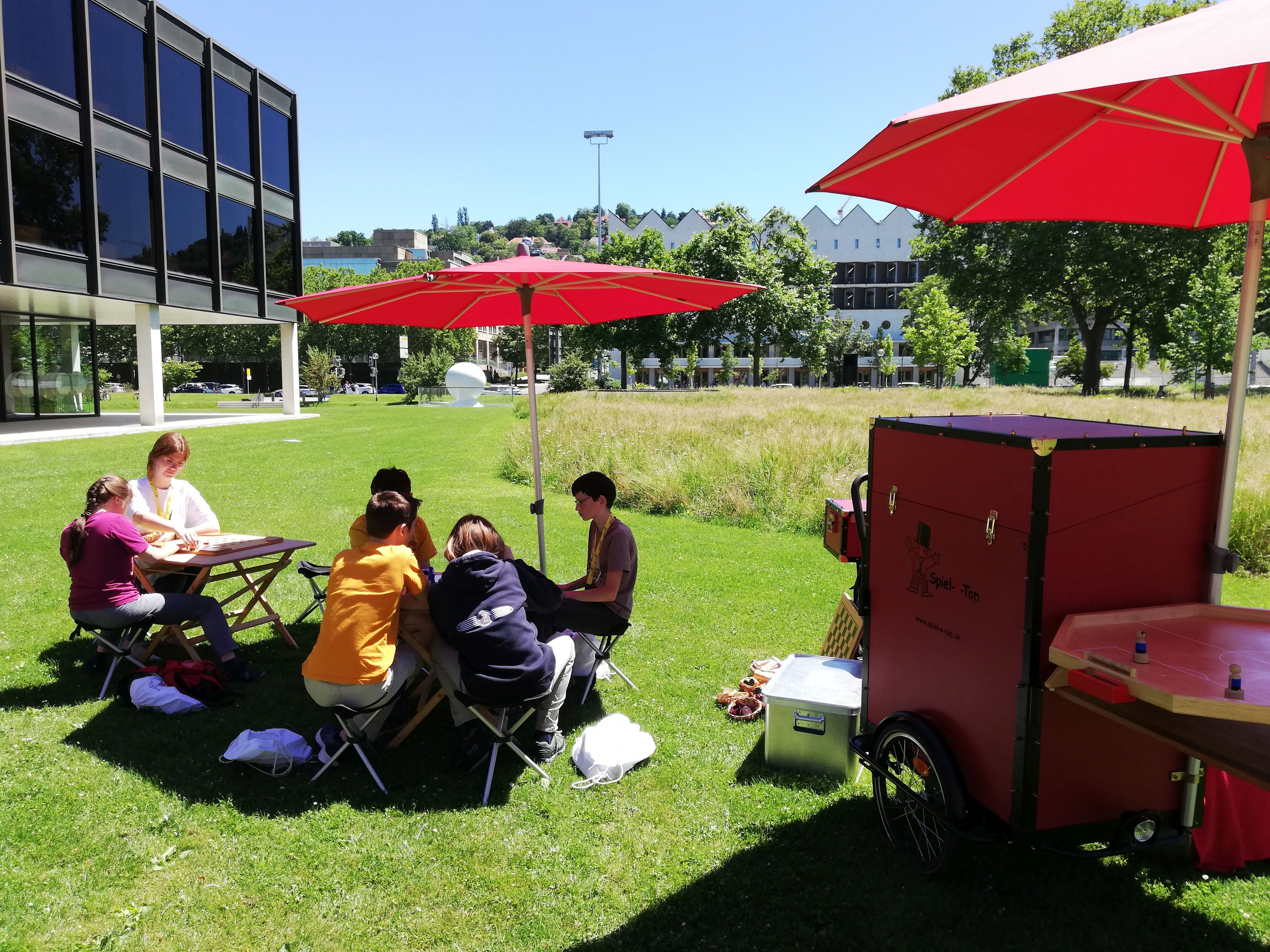 Das Lastenrad mit Spielen vor dem Landtag in Stuttgart